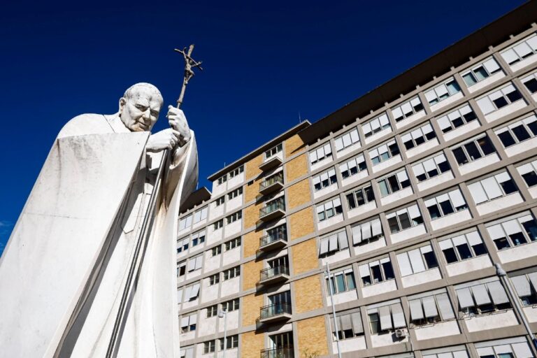 El Papa pasa su primera noche en el hospital; tiene una evolución postoperatoria normal